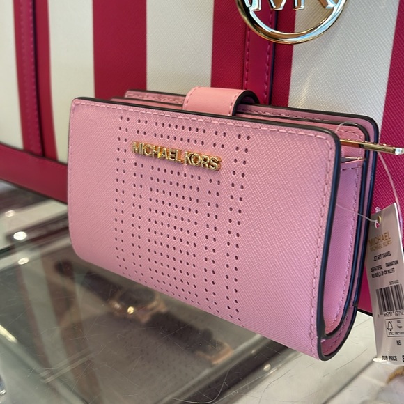 MICHAEL KORS
Medium Jet Set Travel Crossgrain Leather Bifold Zip Wallet
Carnatio - Picture 5 of 16